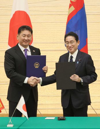 日本首相岸田文雄（右）與蒙古國總統呼日勒蘇赫在簽約儀式上握手＝29日下午、首相官邸