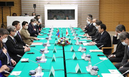 岸田文雄首相（前排右三）與蒙古國總統呼日勒蘇赫（前排左三）會談＝29日下午、首相官邸