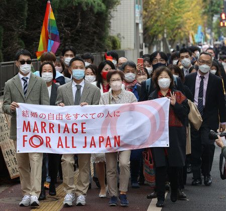 圍繞同性婚姻的判決前，走往東京地方法院的原告，2022年11月30日，東京都千代田區