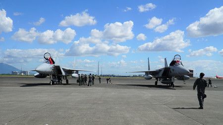 降落至菲律賓克拉克空軍基地的航空自衛隊F15戰鬥機，12月6日，菲律賓邦板牙省
