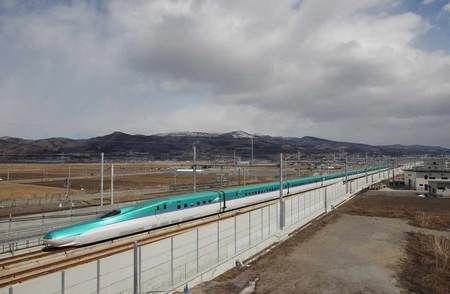 在新函館北斗站附近行走的北海道新幹線「隼號」（HAYABUSA）的列車＝2016年3月26日、北海道北斗市