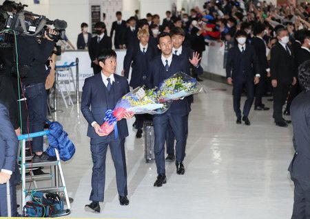 世足賽後回國的日本國家隊總教練森保一（左手前方）等人＝7日下午、成田機場
