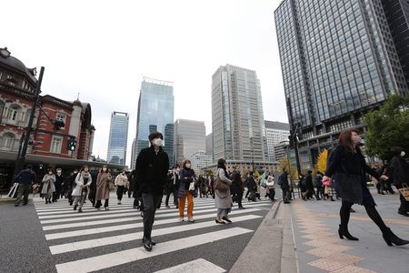 在東京站前漫步的人們＝2日、東京都千代田區