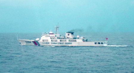 在沖繩尖閣諸島外海相連水域航行的「海警2204」＝11月15日（第11管區海上保安本部提供）