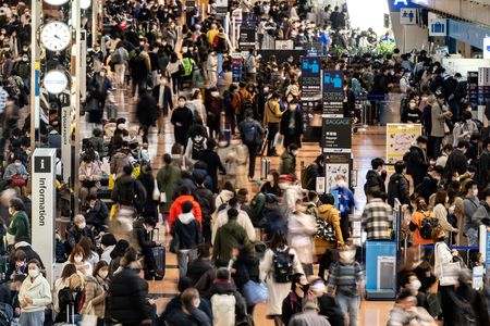 抵達東京・羽田機場的乘客＝2022年12月29日（AFP時事）