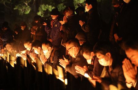阪神大地震第 28 年之際，人們在地震發生時的那刻默禱致哀＝17日上午5點46分、神戸市中央區東遊園地