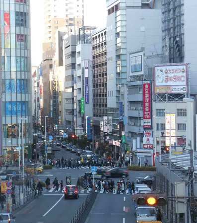 21日下午於東京・新宿十字路口上漫步的行人