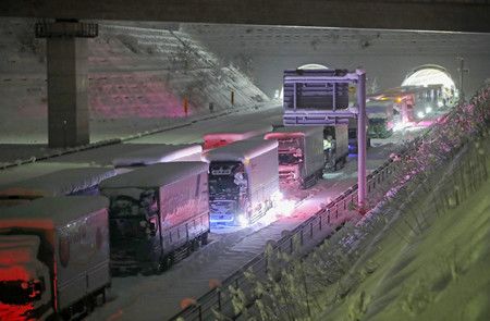 受到大雪影響受困、直到日落前都無法動彈的新名神高速公路＝25日下午、三重縣四日市市