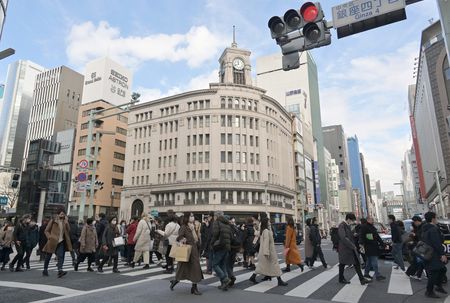 漫步在十字路口的人們＝22日、東京都中央區