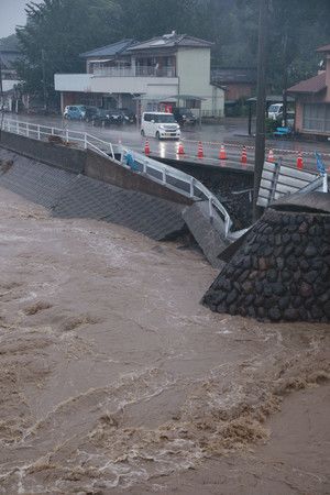 被大雨後濁流沖刷的佐敷川（6日上午、熊本縣蘆北町）