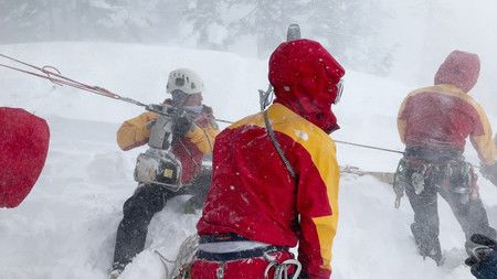 正於白馬乗鞍岳的雪崩現場附近搜救的隊員們＝30日上午、長野縣小谷村（同縣警提供）