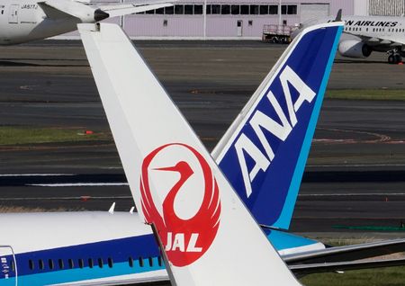 停留在東京・羽田機場跑道上的日本航空（JAL）與全日空（ANA）班機（EPA時事）