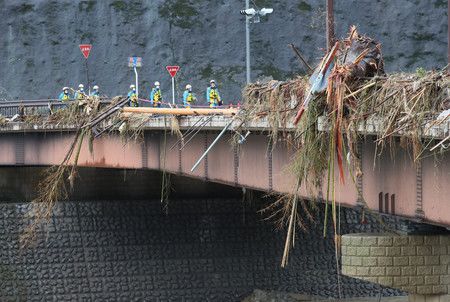 受到大雨影響，橋欄杆幾乎被沖刷掉的球磨橋（7日午後、熊本縣球磨村）