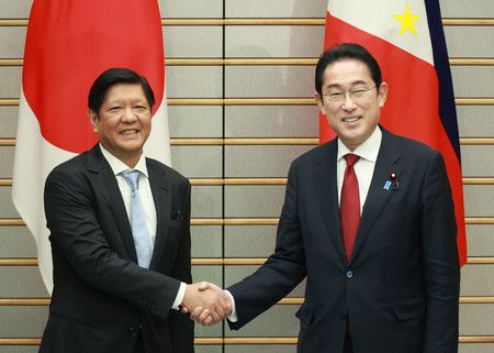 與菲律賓總統小馬可仕（左）握手的首相岸田文雄＝9日下午、首相官邸