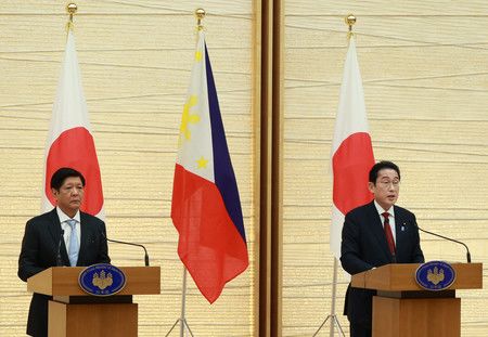 出席聯合記者會的菲律賓總統小馬可仕（左）與首相岸田文雄＝9日下午、首相官邸
