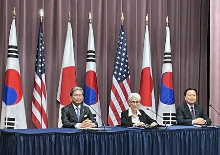 出席記者會的（左起）日本外務事務次官森健良、美國副國務卿雪蔓、韓國外交部第一次官趙賢東＝13日、華盛頓