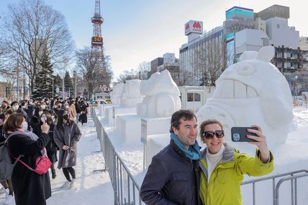 在札幌雪祭會場一起合照留念的外國人觀光客＝4日、札幌市中央區