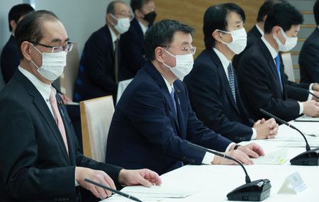 出席接受外國人才的相關閣僚會議的官房長官松野博一（左起第2人）