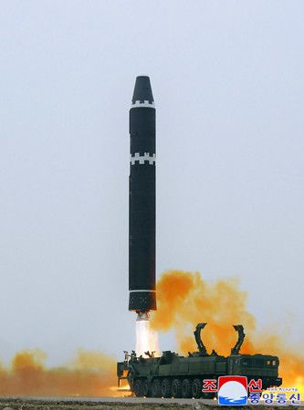 18日下午，於平壤國際機場舉行的洲際彈道導彈（ICBM）「火星15」發射訓練。（朝鮮通信・時事）
