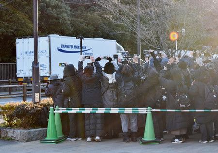 載著大熊貓香香的貨車，在多人目送下離開上野動物園（左上）＝21日上午、東京都台東區