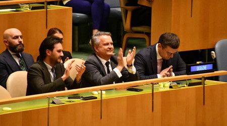 23日、在紐約的聯合國總部上、對決議案表示歡迎的（右起）烏克蘭外交部長庫列巴、聯合國大使基斯利齊亞等人