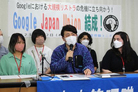 組成工會、並召開記者會的日本谷歌職員們＝2日下午、東京都千代田區