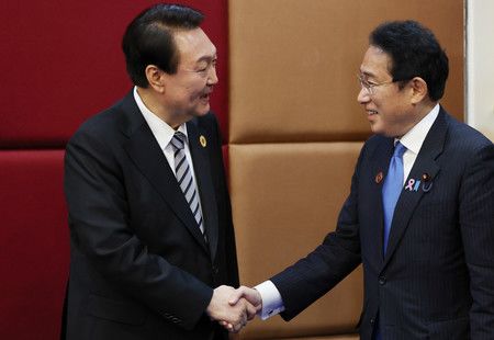 與岸田文雄首相（右）握手的韓國總統尹錫悅＝2022年11月、金邊（EPA時事）