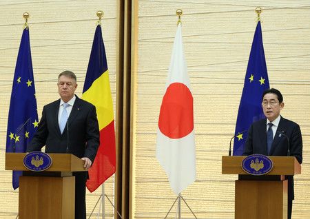 出席共同記者會的羅馬尼亞總統約翰尼斯（左）與首相岸田文雄＝7日下午、首相官邸