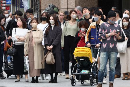 戴上口罩的人們在熱鬧的銀座街頭＝12日下午、東京都中央區