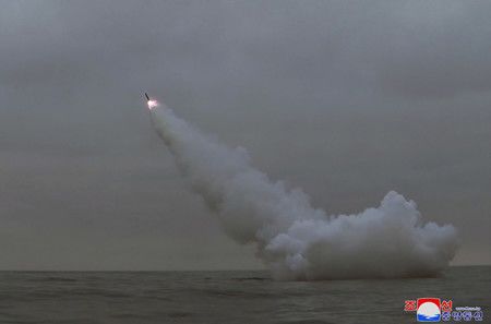 12日早上、從北韓東部・新浦附近的海上的潛艇發射的戰略巡弋飛彈（朝鮮通信・時事）