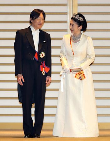 秋篠宮夫妻＝2020年11月、皇居・宮殿的南車寄