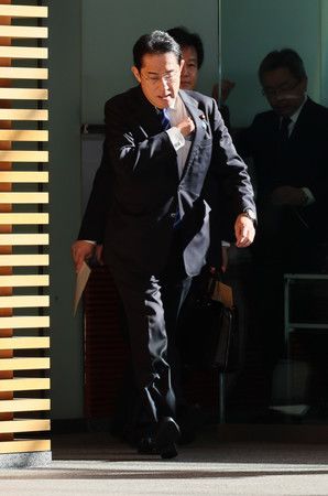 進入首相官邸的首相岸田文雄＝16日上午、東京・永田町