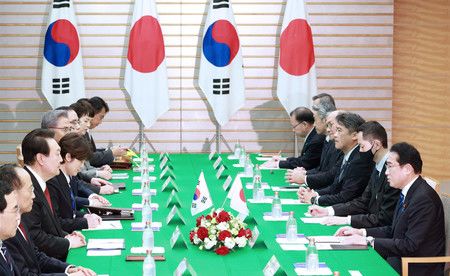 出席會談的韓國總統尹錫悅（左前起第3人）與首相岸田文雄（右端）＝16日下午、首相官邸