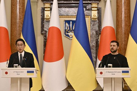 出席聯合記者會的首相岸田文雄（左）與烏克蘭總統澤倫斯基＝21日、基輔（AFP時事）