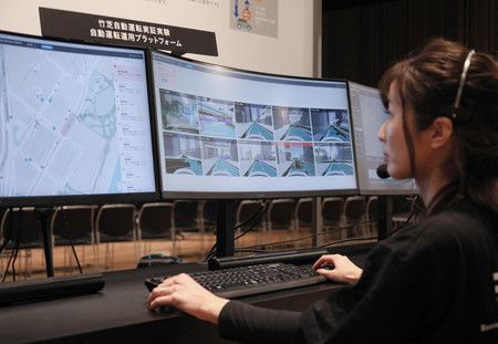 企業展示可遠程監控10輛自動駕駛汽車的系統＝22日上午、東京都港區