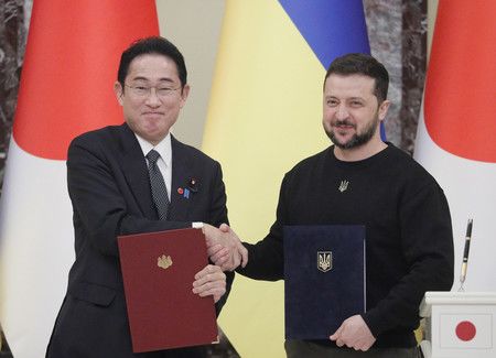 首相岸田文雄（左）與烏克蘭總統澤倫斯基＝21日、基輔（EPA時事）