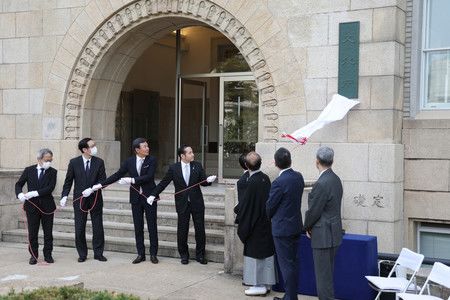 在搬遷後的文化廳前，由文化廳長官都倉俊一（左起第三位）主持新招牌揭幕儀式＝27日上午、京都市上京區