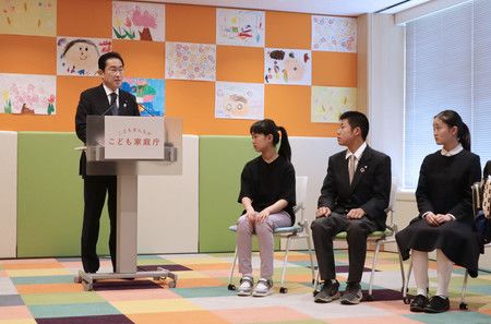 出席兒童家庭廳成立典禮致意的首相岸田文雄（左）＝3日下午、東京都千代田區