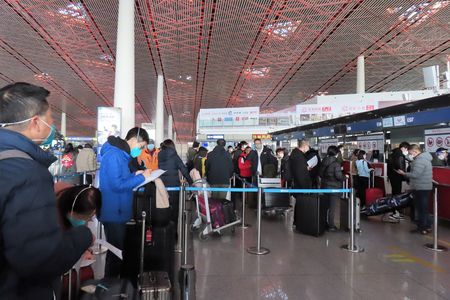 中國・北京首都國際機場往日本的櫃檯前排隊的中國人旅客＝1月8日（資料照片）
