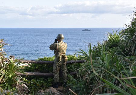 持續搜索失蹤的陸上自衛隊直升機的自衛隊隊員＝9日上午、沖繩縣宮古島市