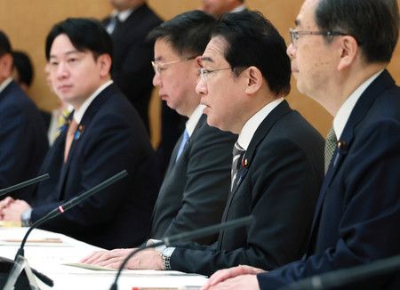 在政府的IR推進總部會議上發言的首相岸田文雄（右起第2人）＝14日上午、首相官邸