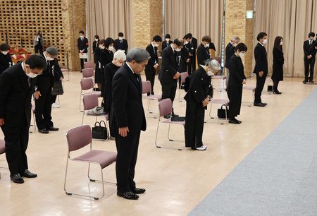 在熊本大地震罹難者追悼儀式上默禱的家屬們。前方右邊為熊本縣知事蒲島郁夫＝14日上午、熊本縣廳