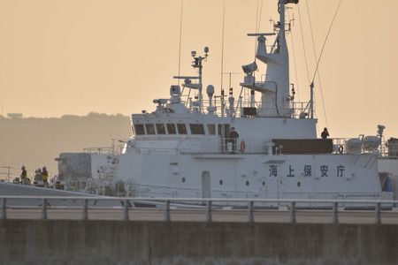收容2位罹難者，停靠在港口的日本海岸警衛隊巡邏艇「Harimizu」號＝16日下午、宮古島市