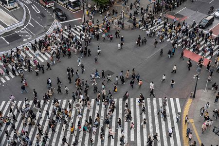 在東京・澀谷橫渡十字路口的人們＝5日、東京都内（AFP時事）