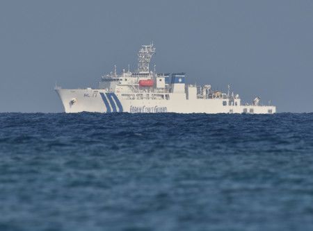 在陸上自衛隊直升機失蹤海域附近，持續搜索海底的海上保安廳測量船「平洋」號＝18日上午、沖繩縣宮古島市