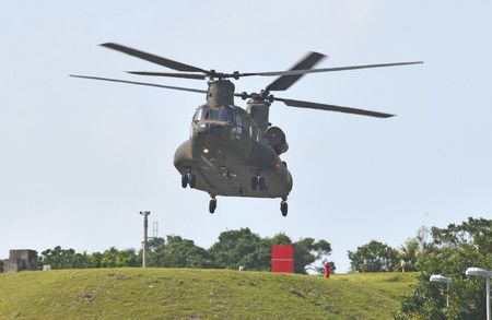 搭載遭到發現的隊員，從自衛隊設施出發的陸上自衛隊直升機＝18日下午、沖繩縣宮古島市