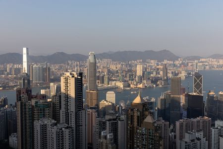 住宅・商業大樓櫛比鱗次的香港市容＝2月28日（EPA時事、資料照）