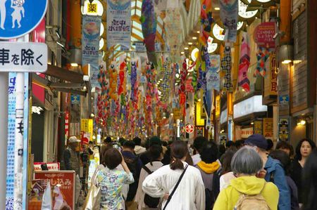 掛滿鯉魚旗裝飾的商店街＝4月30日、東京都中野區