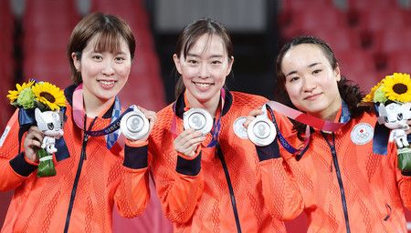 在東京奧運桌球女子團體獲得銀牌的石川佳純（中央）、平野美宇（左）、伊藤美誠＝2021年8月５日、東京體育館