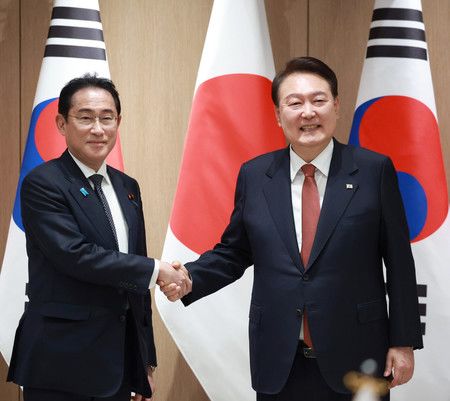 在會談前、首相岸田文雄首相（左）與韓國總統尹錫悅握手＝7日下午、首爾・總統府